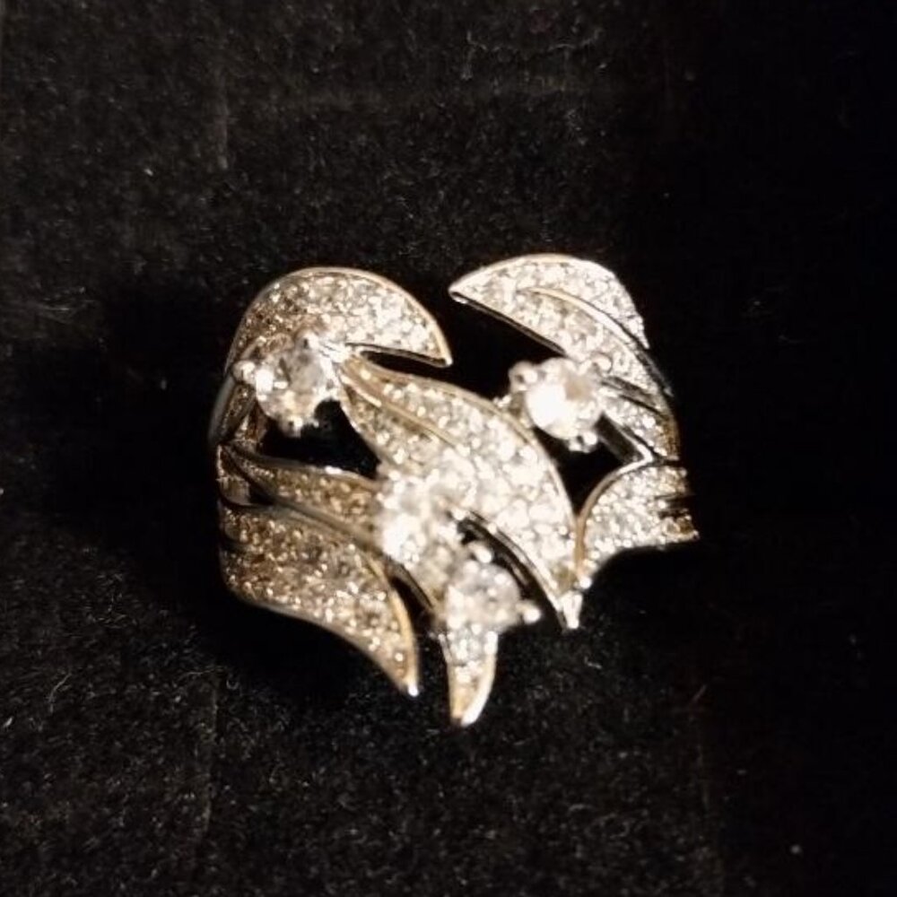 BEAUTIFUL DESIGN  (NIB) SILVER RING WITH RINSTONES - Picture 4 of 8